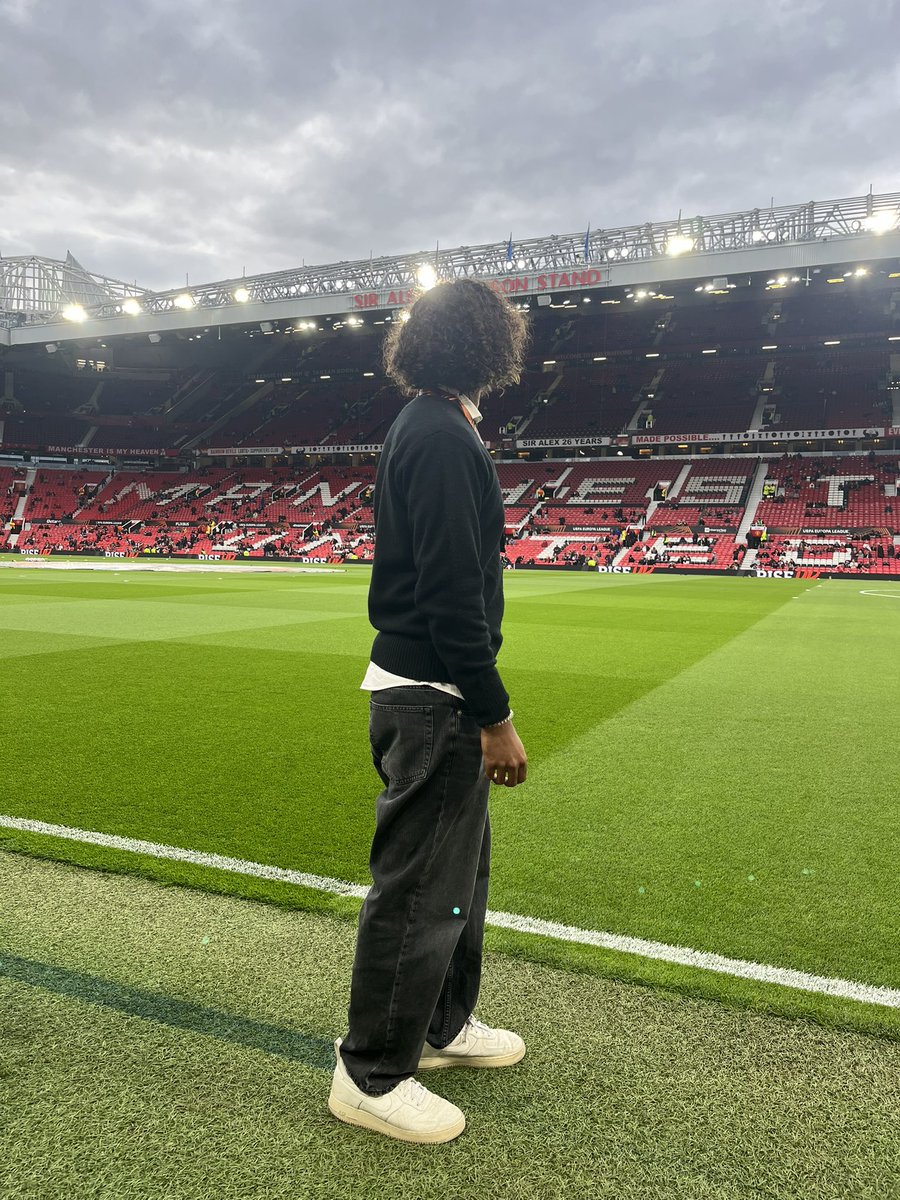 joriszac's tweet photo. Quelle soirée ✨

#MUFCOL https://t.co/0WF1LMx7Jz