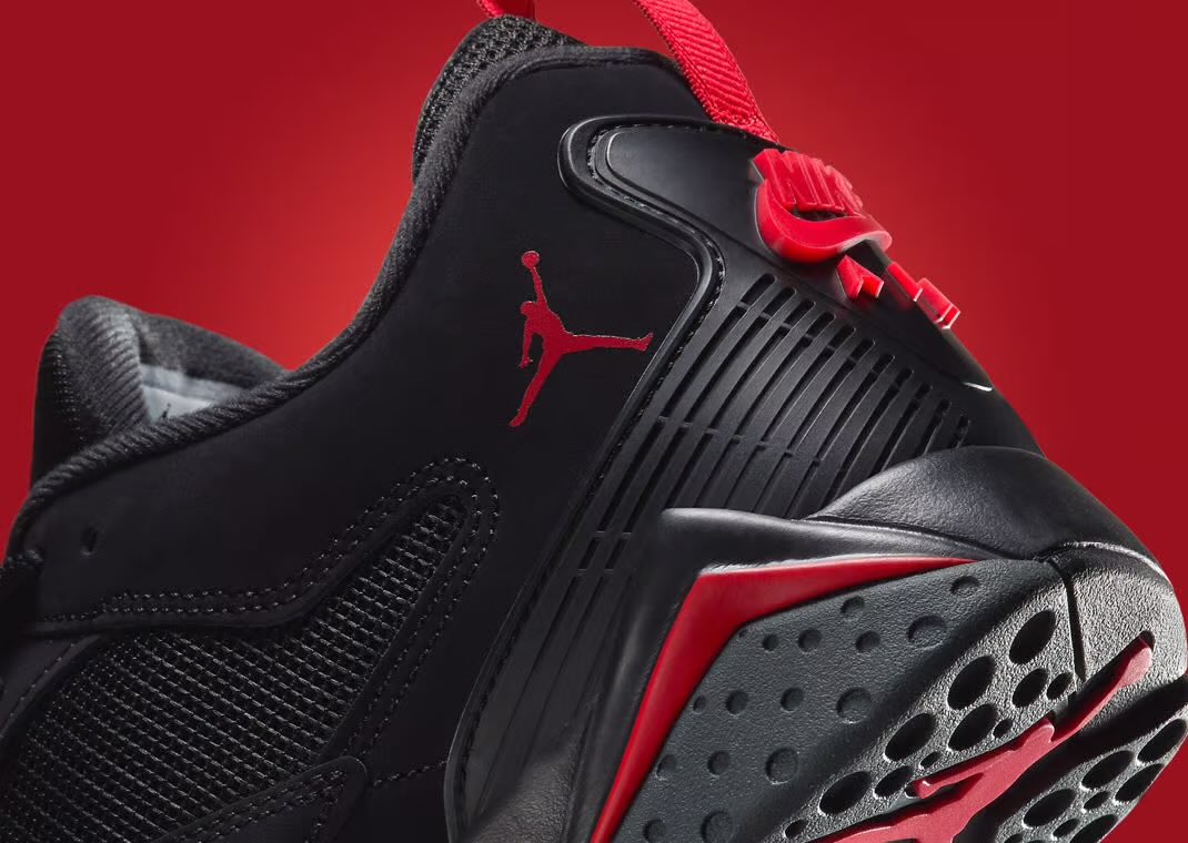 SoleRetriever's tweet photo. FIRST LOOK: A takedown version of the Air Jordan 7 called the Air Jordan MVP 92, seen here in the “Bred” colorway, is releasing in Fall 2025 🗓️

📝 HQ3950-006
💵 $140 https://t.co/v84OlyxB1r