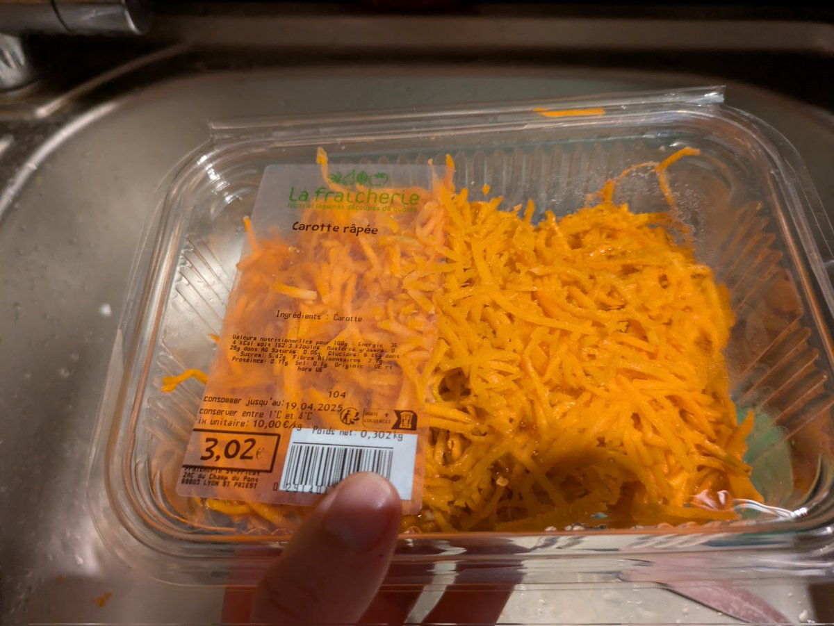 x_LemonTree's tweet photo. @AUCHAN_France 
Acheter pour un voyage des carottes râpées ce jour, et quand je les ouvre, une odeur abominable, et le tout plein de jus 
C'est honteux... Y a-t-il un moyen de se faire rembourser ? Car bien sûr maintenant on ne demande plus forcément les tickets de caisse.... https://t.co/WSPINTX3uf