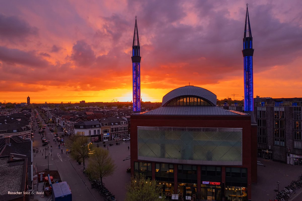 Kanaalstraat030's tweet photo. We zijn toch maar zo brutaal om deze werkelijk prachtige drone foto van @RusscherA hier te delen met zicht op de #Ulumoskee en de Kanaalstraat erachter bij zonsondergang! Gebruik de foto s.v.p. niet zonder credits … 🙏🏼 https://t.co/8BzQzlZX3o