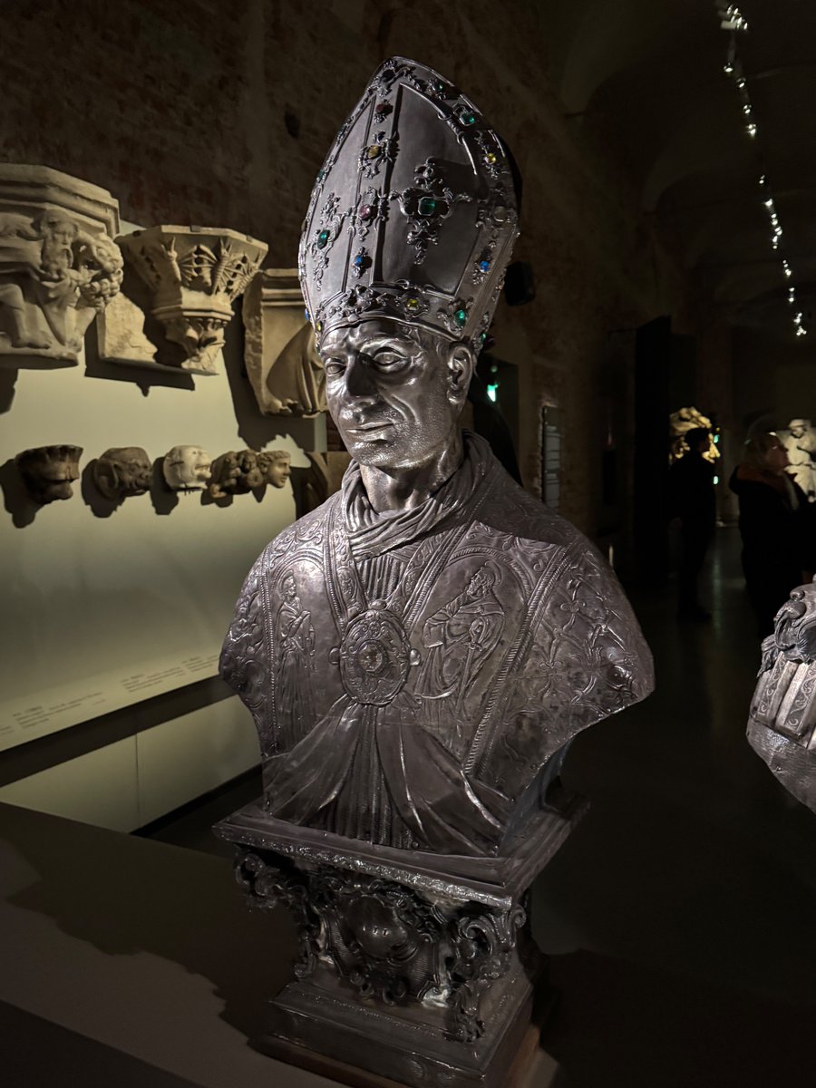NotreMondial's tweet photo. Reliquary bust of san Carlo

Depicts Carlo Borromeo, archbishop of Milan. A slit near the neck holds a leg-tissue relic.

16–17th c., sheet silver, wood core, gems. Museo del Duomo. https://t.co/GYwUkZbZGF