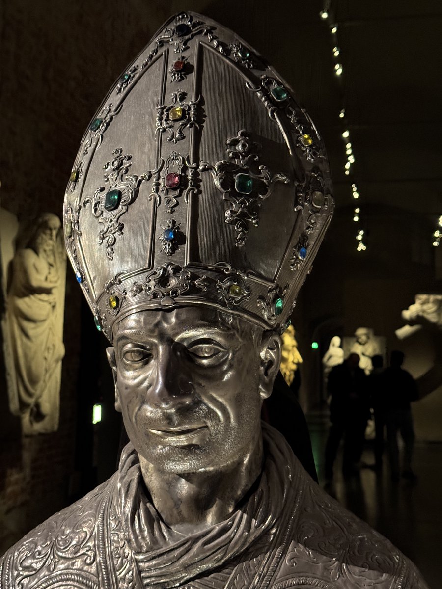 NotreMondial's tweet photo. Reliquary bust of san Carlo

Depicts Carlo Borromeo, archbishop of Milan. A slit near the neck holds a leg-tissue relic.

16–17th c., sheet silver, wood core, gems. Museo del Duomo. https://t.co/GYwUkZbZGF
