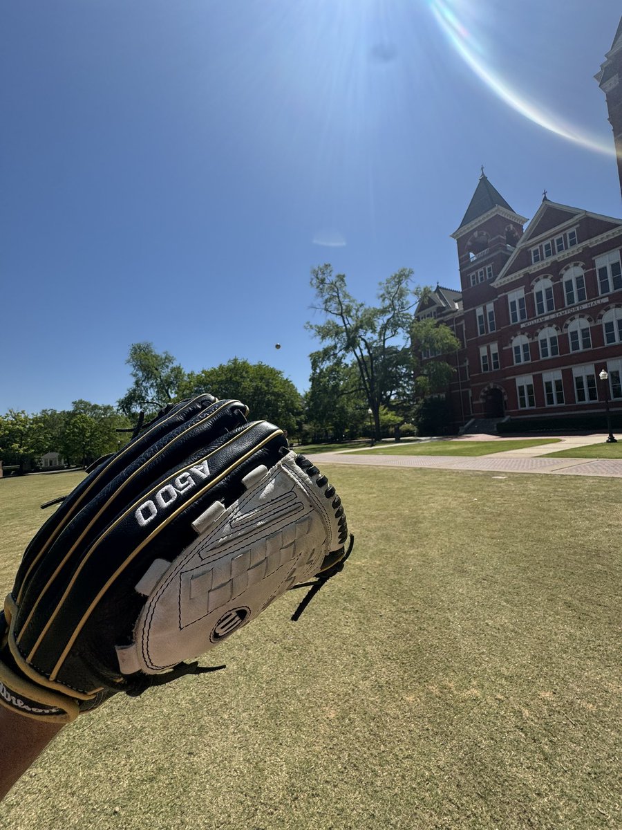 luca_at_lax's tweet photo. 82 and sunny on a Friday? Longtoss in front of Samford? That’ll play https://t.co/53ns9IaT7k
