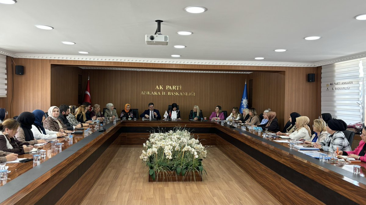 akgul_aysel's tweet photo. Bugün 25 ilçe kadın kolları başkanımızla bir araya gelerek, birlik ve dayanışma ruhunu bir kez daha hissettik. Ankara Kalkınma Ajansı Genel Sekreteri @KalkanDr ile gerçekleştirdiğimiz buluşmada, Ankara’daki kadınlara yönelik projeleri masaya yatırdık. Kadın istihdamını artıracak, girişimciliği destekleyecek, üretime katkı sağlayacak her adımı en ince detayına kadar konuştuk.

Kadının olduğu yerde emek, üretim, bereket ve umut vardır. Biz de bu umudu büyütmek için aynı heyecanla, aynı inançla yol yürüyoruz. Ankara’da her kadına dokunacak, hayatlarına değer katacak projeler için birlikte çalışmaya, birlikte üretmeye devam edeceğiz. Hep birlikte güçlüyüz, hep birlikte daha güzel yarınlara…