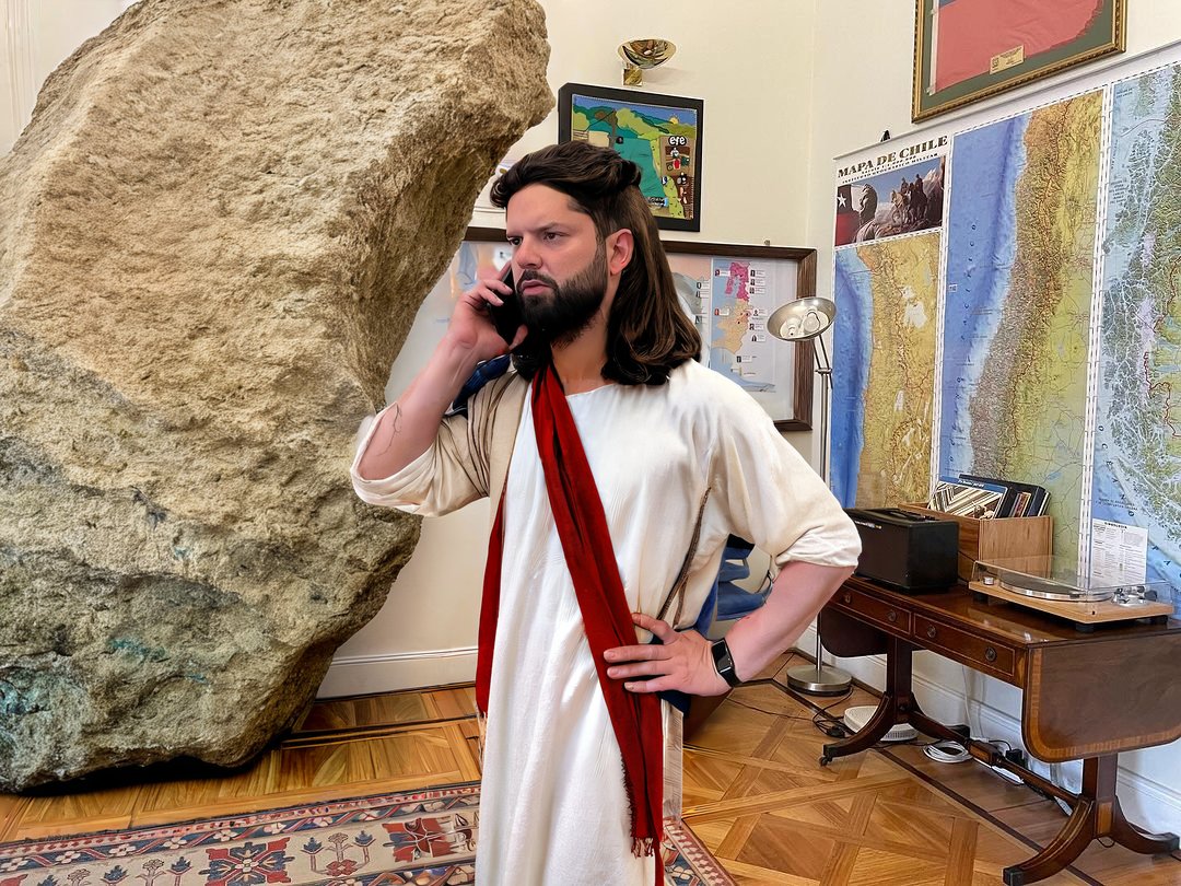OscarPetersonF's tweet photo. El Bori' llamando a TVN
- Oie Pancho ¿a qué hora dan Jesús de Nazaret?
#SemanaSanta2025 
#jesusdenazarethportvn https://t.co/EOGE0IyVfU