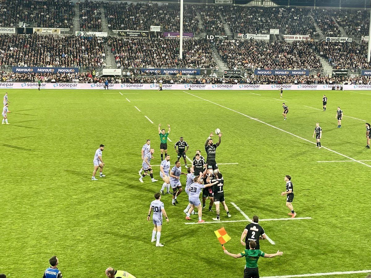 Mi-temps au Stadium. Le CAB mène logiquement 17-5 face à des Provençaux qui ont écopé de deux cartons jaunes dans ce premier acte.