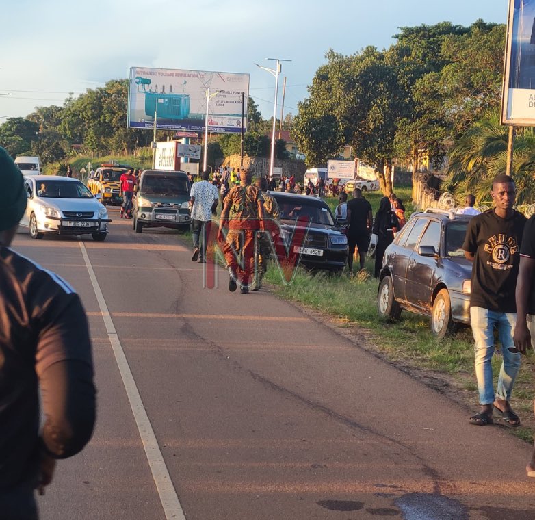 Typical Ugandan response to accidents, armed men with guns, justification for supplementary classified expenditure😧! No medics, no ambulances to respond to an emergency near an international airport. Wake up call for the appropriators. RIP Saad Shots🕊️