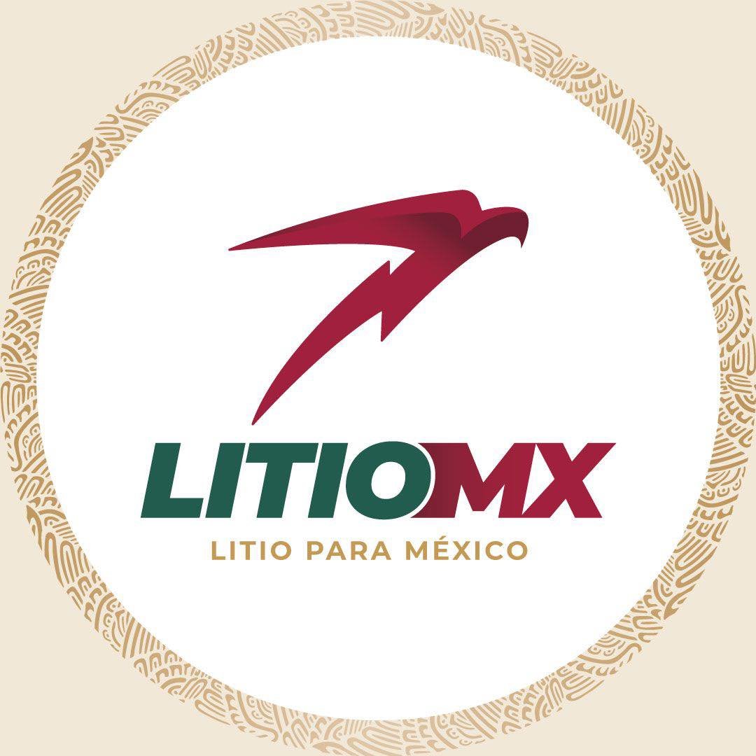 Juan_OrtizMX's tweet photo. 🗳📌 LA "NACIONALIZACIÓN" DEL LITIO CUMPLIÓ 3 AÑOS... ¿Y LUEGO QUÉ?

Hoy se cumplen tres años desde que Morena gritó a los cuatro vientos: el litio es nuestro.

Pero ¿qué ha pasado desde entonces?

📍Nada. 
📍Cero. 
📍Puro ruido.
📍Derroche de dinero público.

En su momento se vendió como "la nueva expropiación petrolera".

Pero terminó siendo otro elefante blanco de Morena.

Eso sí, con cargo a tus impuestos.

📌¿Y LITIOMX?

Lo crearon con bombo y platillo. 

El nuevo PEMEX. 

Pero en tres años no ha sacado ni un solo gramo de litio. 

Lo único que ha hecho es pagar sueldos. Sí, 22.7 millones de pesos tirados en nóminas y burocracia. 

📍Sin un proyecto productivo real.
📍Sin infraestructura. 
📍Sin tecnología. 
📍Sin nada.

Y no es porque no haya litio. 

Hay. 

Pero está en arcilla. 

Y extraerlo de ahí es caro, lento y tecnológicamente complejo. 

LitioMx no tiene ni la tecnología ni el dinero. 

Y como el gobierno decidió cerrarle la puerta a la inversión privada… pues ahí está el resultado...

El “oro blanco” enterrado, y la soberanía energética, se tomó otro año sabático.

📌EL COLMO

Adempas, el gobierno canceló las concesiones a Ganfeng Lithium. 

⏩Es una empresa china que ya había invertido millones. 

Ahora hay una demanda internacional en curso. 

Otro lío legal más que no deja avanzar nada.

Y mientras otros países ya están produciendo, exportando y ganando lana, México se quedó en la foto de la firma del decreto. 

Bonita postal, pero vacía.

📌100 AÑOS

📍¿Soberanía energética? 
📍¿Beneficios para el pueblo? 
📍¿Transformación industrial?

La realidad es que lo único que se ha nacionalizado… es el derroche de dinero público

En fin. 

El litio es de los mexicanos, como lo fue hace 100 años.

Y sigue sin explotarse, como hace 100 años.

Y dinero público se sigue tirando, como hace 100 años.