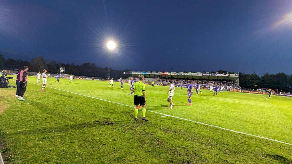 FarbenstadtPhil's tweet photo. Zwei motivierte Szenehaufen, lekker biertje und katastrophaler Fuรball, dit is voetbal in Belgiรซ โ๐ปPatro besiegt die ASE am letzten regulรคren Spieltag durch ein kurioses Kacktor mit 1:0 und darf weiterhin auf den Aufstieg in die Division 1A hoffen #PATEUP #Groundhopping https://t.co/vKJGV6tVWK