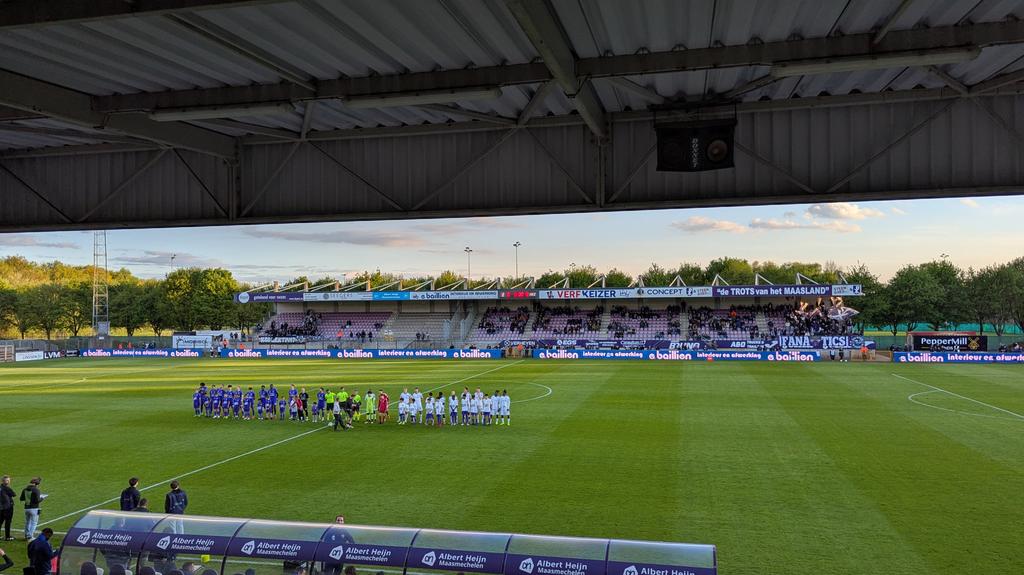 FarbenstadtPhil's tweet photo. Zwei motivierte Szenehaufen, lekker biertje und katastrophaler Fuรball, dit is voetbal in Belgiรซ โ๐ปPatro besiegt die ASE am letzten regulรคren Spieltag durch ein kurioses Kacktor mit 1:0 und darf weiterhin auf den Aufstieg in die Division 1A hoffen #PATEUP #Groundhopping https://t.co/vKJGV6tVWK