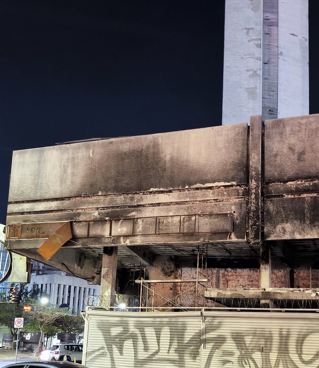 CataPulques's tweet photo. @PCJalisco En la torre americas hay una lamina oxidada que está por caerse y podría lastimar a alguien. https://t.co/gSFoDwfozd