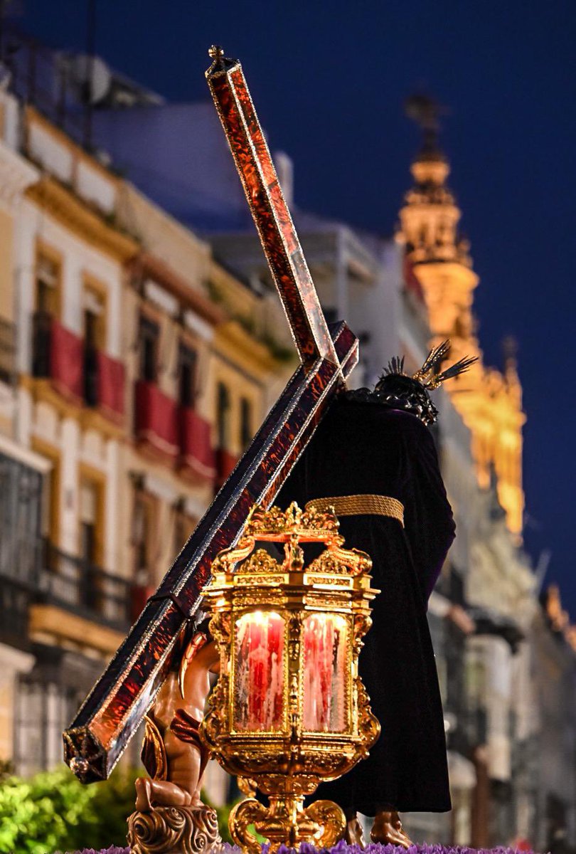 El Señor a su paso por la Plaza San Francisco. 

📸 @<a href="/belen76sevilla/">Belen Cañada</a> 

#LaO25 #SSantaSevilla25