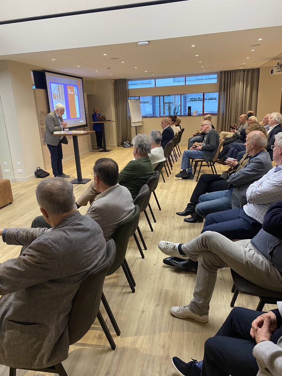 Boeiende avond bij de Sociëteit Olympisch Stadion over het boek van oud-sportjournalist Govert van Brakel over Han Hollander, legendarische sportverslaggever voor de oorlog, de eerste voor de radio, maar ook liedjesschrijver, en in de oorlog vermoord in Sobibor