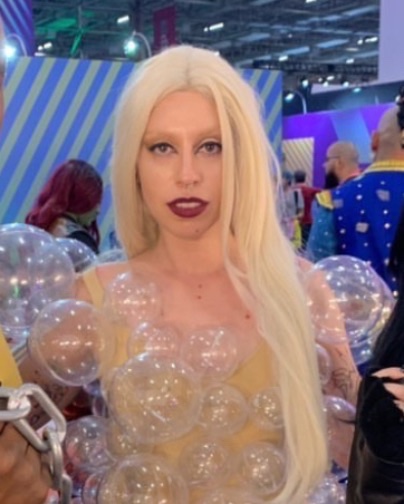 aquelagaga's tweet photo. PLEASE, every year I honour mother dressing up as her, sewing my own clothes, going on events and everyone at Brasilian Comic-Con knows me as Gaga (not exaggerating). I love her with all my soul and sequins. Here's a thread with all the looks I've done so far 😭#GagaInRio https://t.co/dwAhfXnoWD