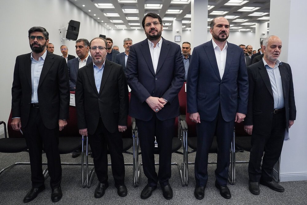 heshmatid's tweet photo. اشتباه نکنید. این جلسه هیات دولت سابق نیست. این جلسه مدیران #ستاد_اجرایی فرمان امام است. حضرات اتوبوسی از دولت به ستاداجرایی نقل مکان کردند. آنها در عمرشان یک روز نه بیکار بودند نه از حقوق‌هایی که نمیدانیم چقدر است، بی بهره هستند. https://t.co/03rXu1hzxn