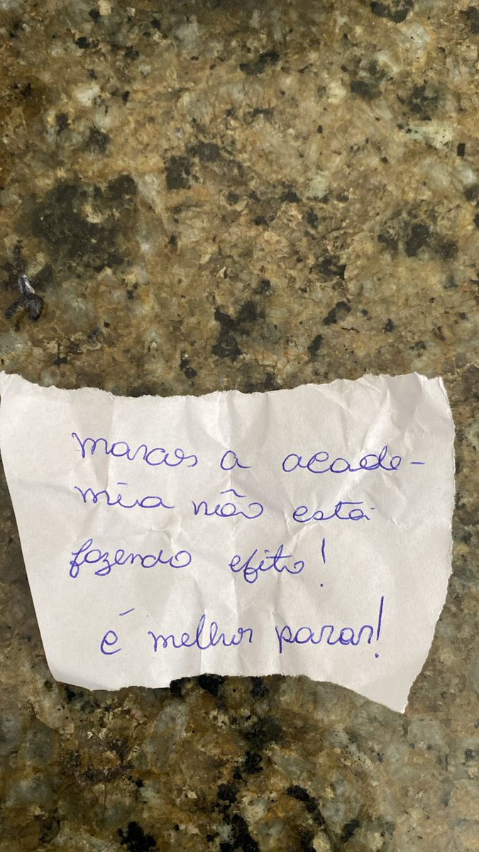 lukedoamor's tweet photo. @LibelulaMelo a coordenadora pediu pra cada turma fazer um amigo chocolate na semana da páscoa achando que ia ser tudo carinho e afeto, mas os bilhetes começaram a vir tão carregados de indiretas que tive que recolher pra filtrar… virou amigo oculto do passivo-agressivo. https://t.co/hhbvyBMu8I