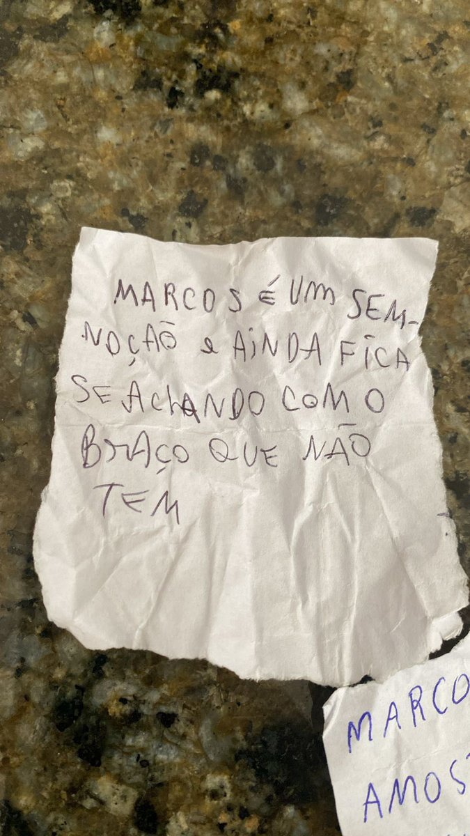 lukedoamor's tweet photo. @LibelulaMelo a coordenadora pediu pra cada turma fazer um amigo chocolate na semana da páscoa achando que ia ser tudo carinho e afeto, mas os bilhetes começaram a vir tão carregados de indiretas que tive que recolher pra filtrar… virou amigo oculto do passivo-agressivo. https://t.co/hhbvyBMu8I