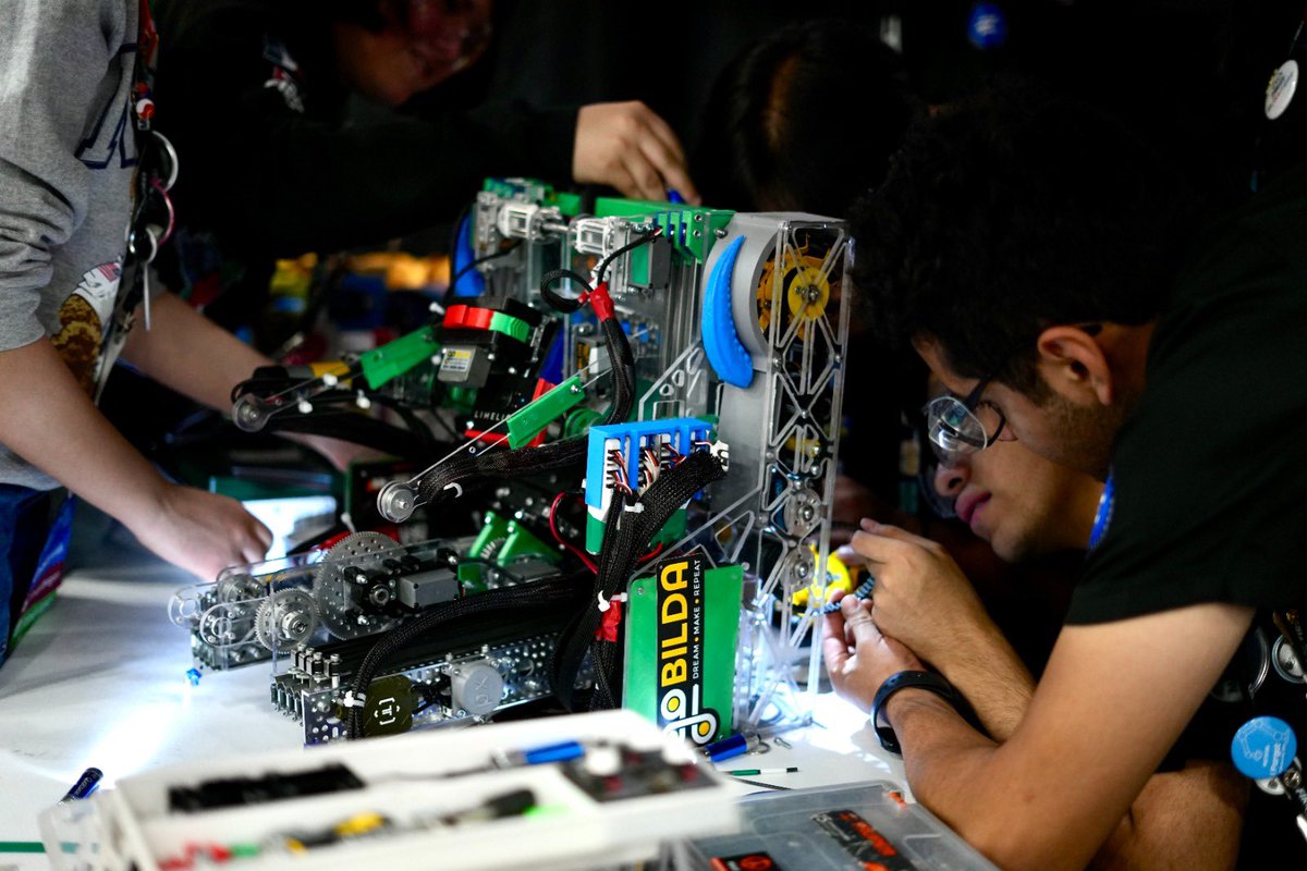 PrepaTec's tweet photo. Cada idea se vuelve realidad en la cancha. 💡🤖 Los participantes siguen dando su 100% en estra increíble competencia, el trabajo en equipo es clave en estas experiencias. ¡Sigamos apoyando a nuestros equipos! 🙌 #FIRSTHouston https://t.co/NbmxI8jHqh