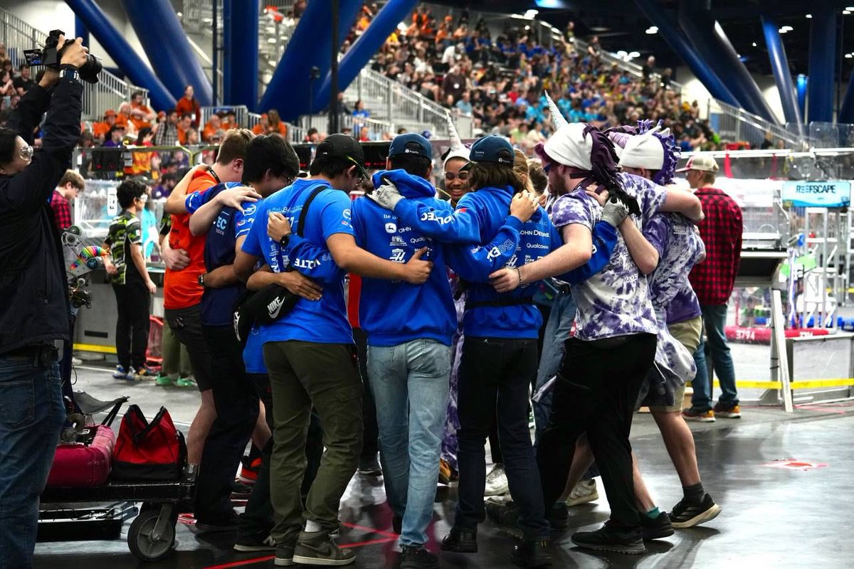 PrepaTec's tweet photo. Cada idea se vuelve realidad en la cancha. 💡🤖 Los participantes siguen dando su 100% en estra increíble competencia, el trabajo en equipo es clave en estas experiencias. ¡Sigamos apoyando a nuestros equipos! 🙌 #FIRSTHouston https://t.co/NbmxI8jHqh