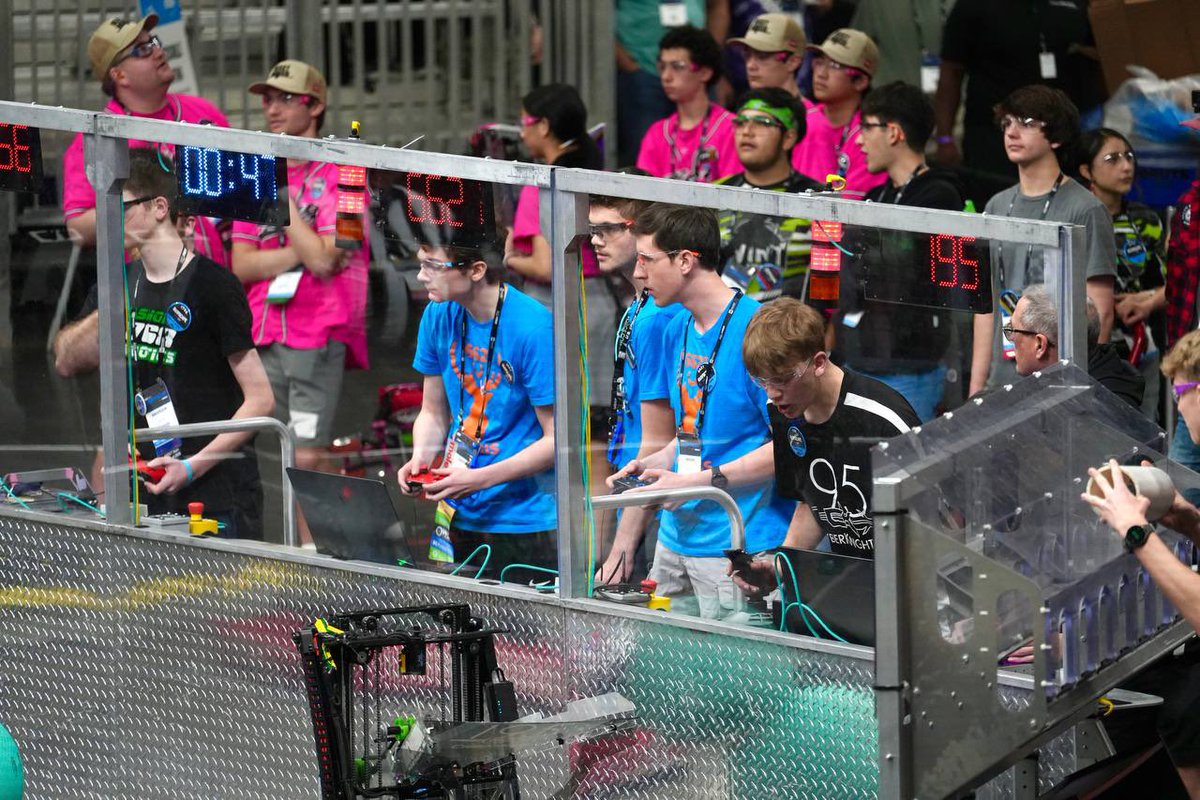 PrepaTec's tweet photo. Cada idea se vuelve realidad en la cancha. 💡🤖 Los participantes siguen dando su 100% en estra increíble competencia, el trabajo en equipo es clave en estas experiencias. ¡Sigamos apoyando a nuestros equipos! 🙌 #FIRSTHouston https://t.co/NbmxI8jHqh