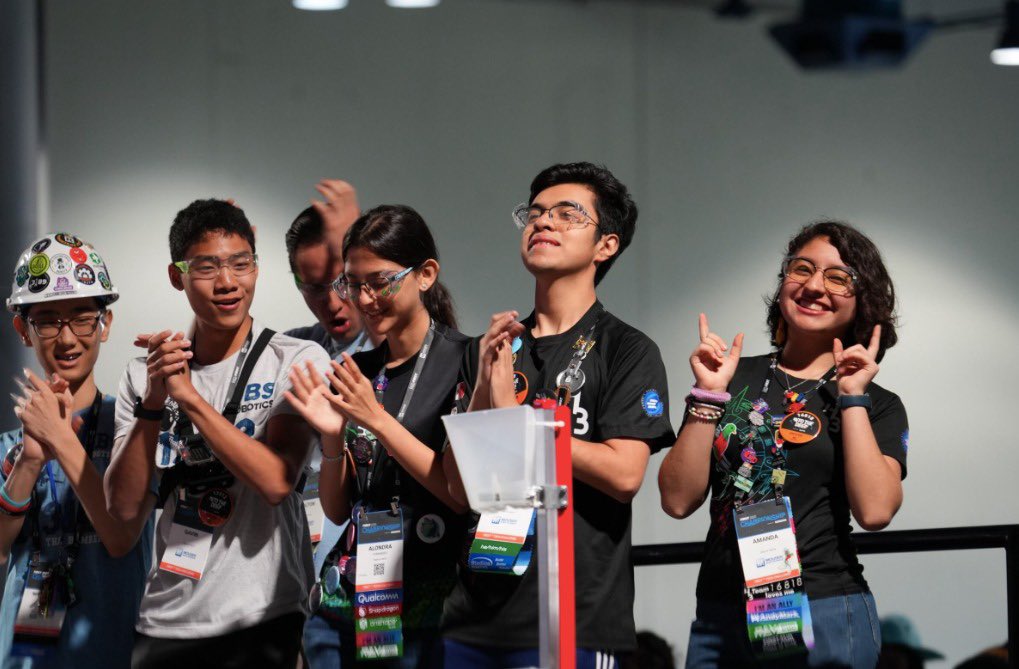 PrepaTec's tweet photo. Cada idea se vuelve realidad en la cancha. 💡🤖 Los participantes siguen dando su 100% en estra increíble competencia, el trabajo en equipo es clave en estas experiencias. ¡Sigamos apoyando a nuestros equipos! 🙌 #FIRSTHouston https://t.co/NbmxI8jHqh