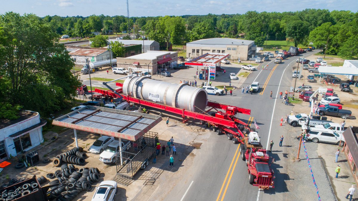 barnhartcrane's tweet image. 🚛 350,000 lbs.
 189 miles.
 6 days.
 Barnhart transported a massive kiln through Arkansas using a 12-dolly rig system. Total precision.
 #HeavyHaul #ProjectExecution #BarnhartProjects