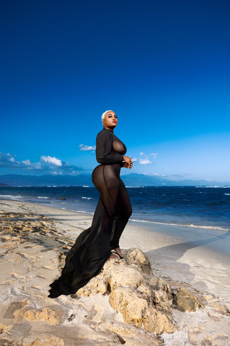 rosh876_'s tweet photo. Beach shoot with @Mel89924925 🤎🤎#roshstudios 📸 1 Or 2? https://t.co/YJHKqAaNv0