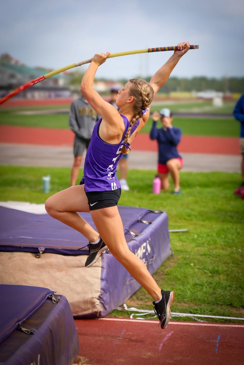 catherine_t_pv's tweet image. I hit a TRIPLE PR of 11’1” at district!!! I placed first, making me district champ my sophomore year! This puts me at 16th of all 5A schools in the state, 71st in the entire state and 3rd in my region! I am so overwhelmed with happiness! Area is up next!