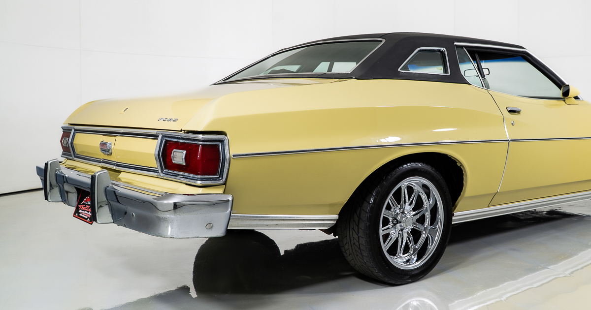 FastLaneSTL's tweet image. This &apos;74 Ford Gran Torino looks sharp in Medium Ivy Yellow with a black vinyl roof and just 86k original miles. It has a factory 351 Windsor, C6 auto, cold A/C, and classic bench seat vibes. See more photos and info at fastlanecars.com/vehicles/4190/…