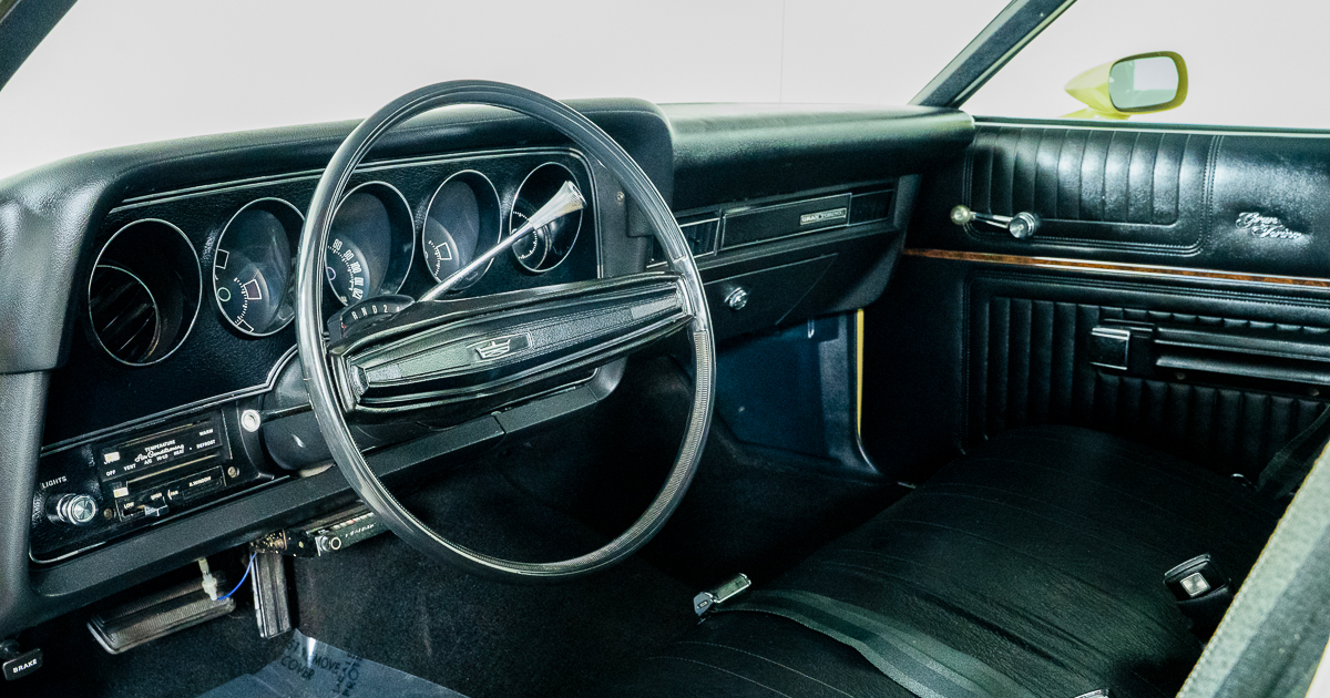 FastLaneSTL's tweet image. This &apos;74 Ford Gran Torino looks sharp in Medium Ivy Yellow with a black vinyl roof and just 86k original miles. It has a factory 351 Windsor, C6 auto, cold A/C, and classic bench seat vibes. See more photos and info at fastlanecars.com/vehicles/4190/…