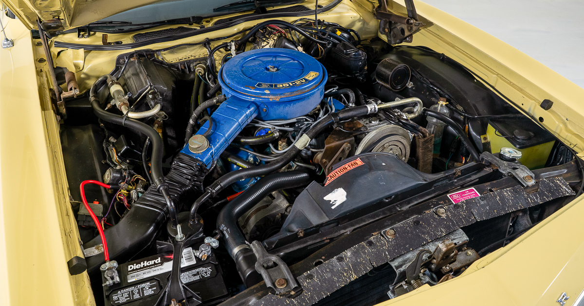 FastLaneSTL's tweet image. This &apos;74 Ford Gran Torino looks sharp in Medium Ivy Yellow with a black vinyl roof and just 86k original miles. It has a factory 351 Windsor, C6 auto, cold A/C, and classic bench seat vibes. See more photos and info at fastlanecars.com/vehicles/4190/…