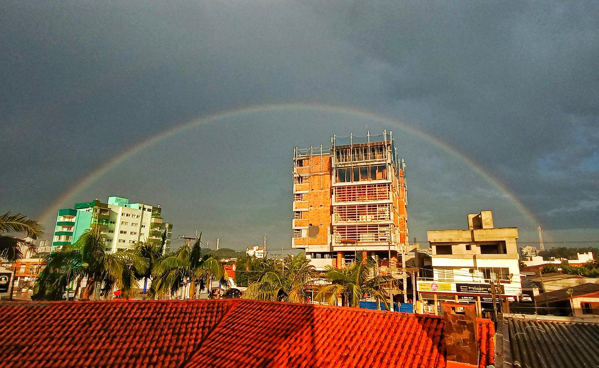 sandrokmuller's tweet photo. 📍 Torres RS 
🌡️24º
Depois de um baita dia, ganhamos um 
arco íris, depois de uma chuva rápida . https://t.co/5XMOhAkBIW
