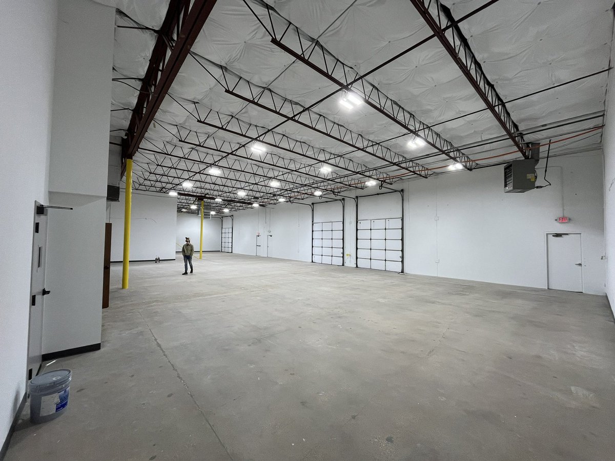 jamesbambridge_'s tweet photo. New space is coming together, all it’s missing is our robots and a 🇺🇸 https://t.co/WrqahaBcr6