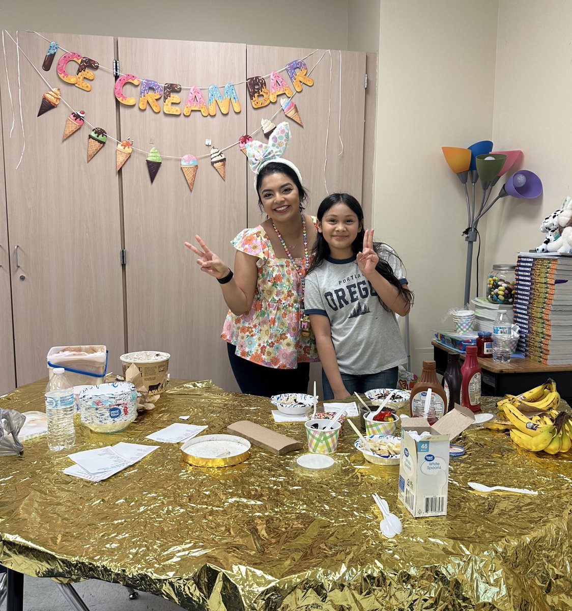 RebbekahP's tweet photo. Hoppin’ into spring with sprinkles and smiles!🌼🍨🐰🩵 @Hill_AISD https://t.co/TYwoltpmML