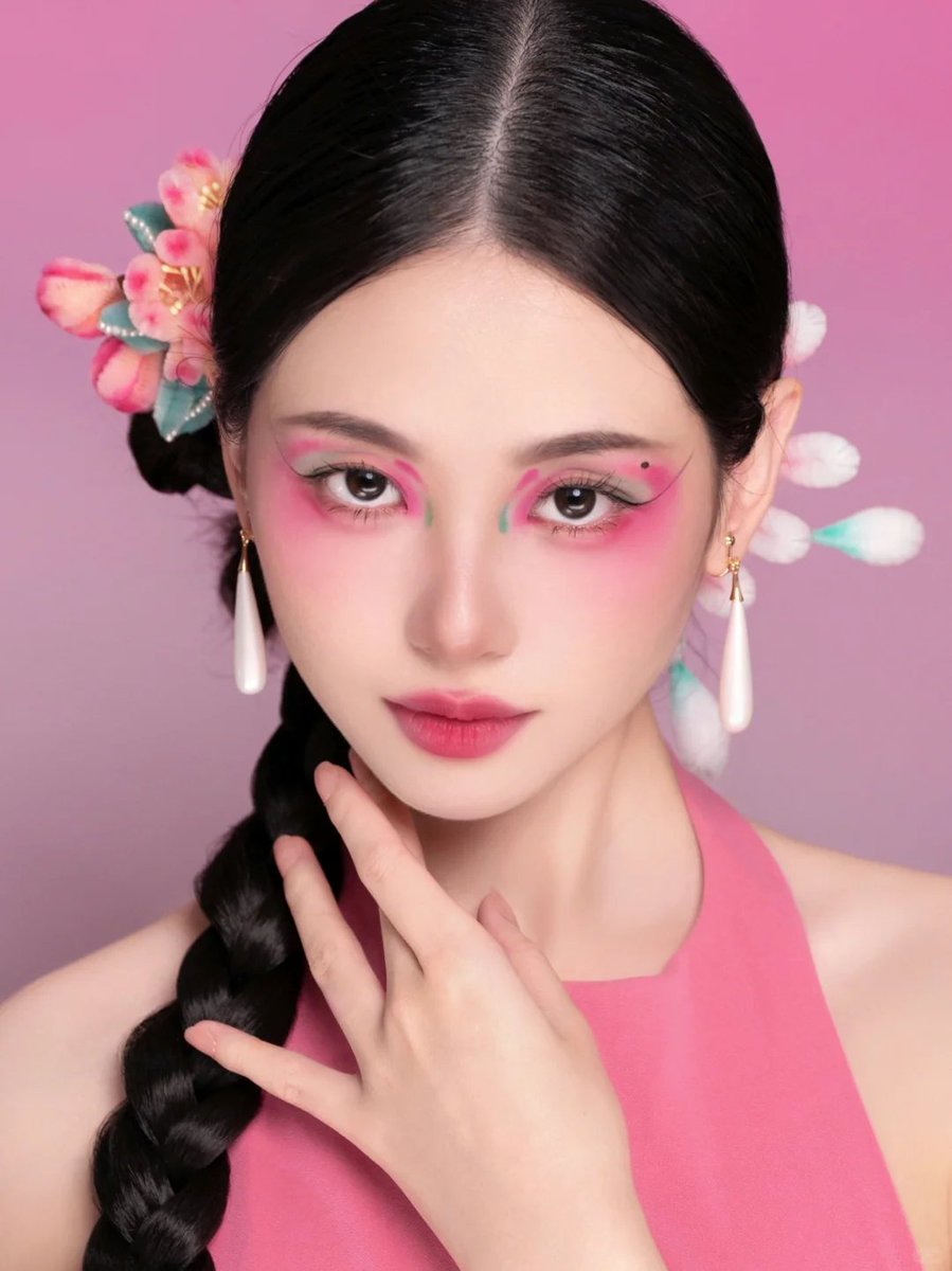 ch12348217630's tweet photo. The Revival of Chinese Animation Makeup Series: The Legend of Sealed Book - The Orphan Girl #ChineseAnimation #MakeupArt #LegendOfSealedBook #Cosplay #AnimeMakeup #BeautyTrends #CreativeMakeup #AnimationLover #StyleInspo #ArtisticExpression https://t.co/KRXH6jpvUi