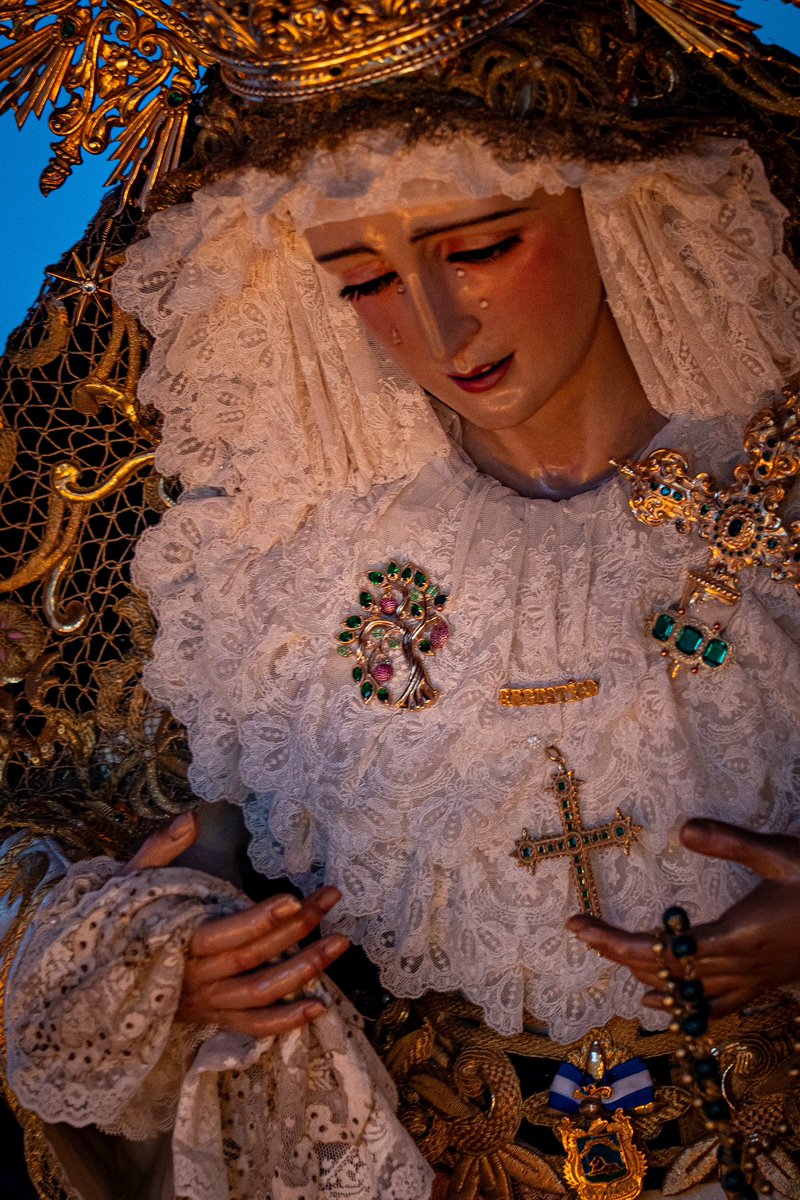En este viernes santo, bajo el árbol del 𝐌𝐚𝐧𝐳𝐚𝐧𝐨 que tantas veces compartimos, siento cómo mi corazón late con la 𝐄𝐬𝐩𝐞𝐫𝐚𝐧𝐳𝐚 de que, aunque la 𝐀𝐧𝐠𝐮𝐬𝐭𝐢𝐚 nos duela, tu memoria sigue viva en cada rincón de Arahal, como un hermano eterno que nunca se va.