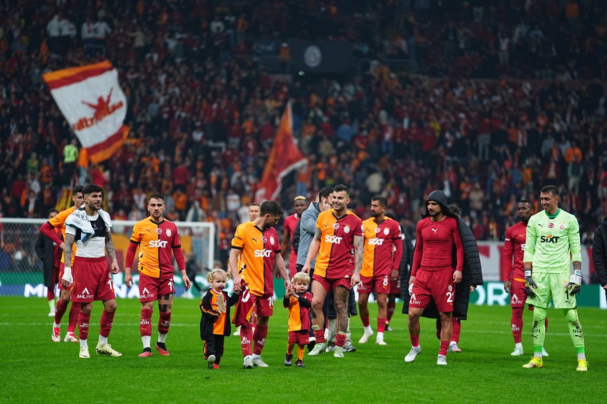 GalatasaraySK's tweet photo. Biz bir aileyiz. 💛❤️ 

#GSvBDR https://t.co/ic7W3z6lEa