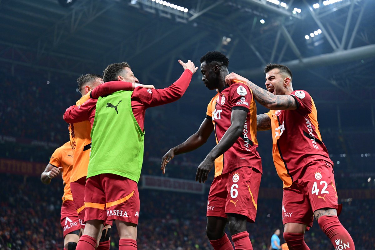 GalatasaraySK's tweet photo. Biz bir aileyiz. 💛❤️ 

#GSvBDR https://t.co/ic7W3z6lEa