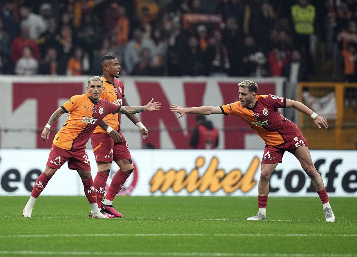 GalatasaraySK's tweet photo. Biz bir aileyiz. 💛❤️ 

#GSvBDR https://t.co/ic7W3z6lEa