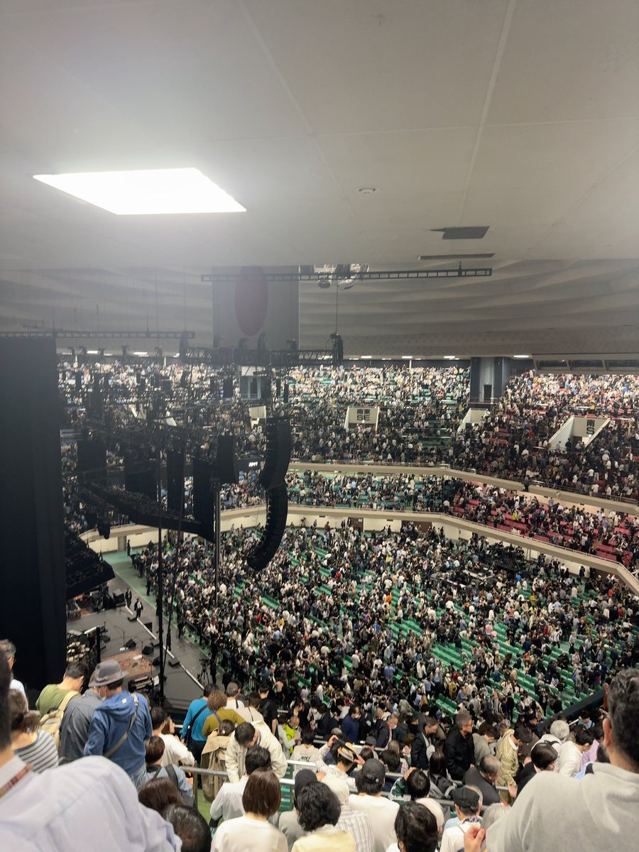 daisuke_vabel's tweet photo. 昨日は生涯初,日本武道館にクラプトン来日公演を観に行きました。ジェフベックもヴァンヘイレンも見れなかったのでクラプトンももう80歳だしいつ観れなくなるか判らないので観れる内に見ておこうと。
でも席悪かったし代表曲の愛しのレイラ聴けず…また来ようかな…
#エリッククラプトン
#ERICKCLAPTON https://t.co/wRm0AQFld0