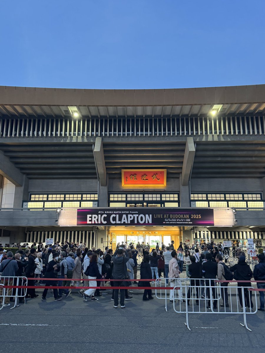 daisuke_vabel's tweet photo. 昨日は生涯初,日本武道館にクラプトン来日公演を観に行きました。ジェフベックもヴァンヘイレンも見れなかったのでクラプトンももう80歳だしいつ観れなくなるか判らないので観れる内に見ておこうと。
でも席悪かったし代表曲の愛しのレイラ聴けず…また来ようかな…
#エリッククラプトン
#ERICKCLAPTON https://t.co/wRm0AQFld0