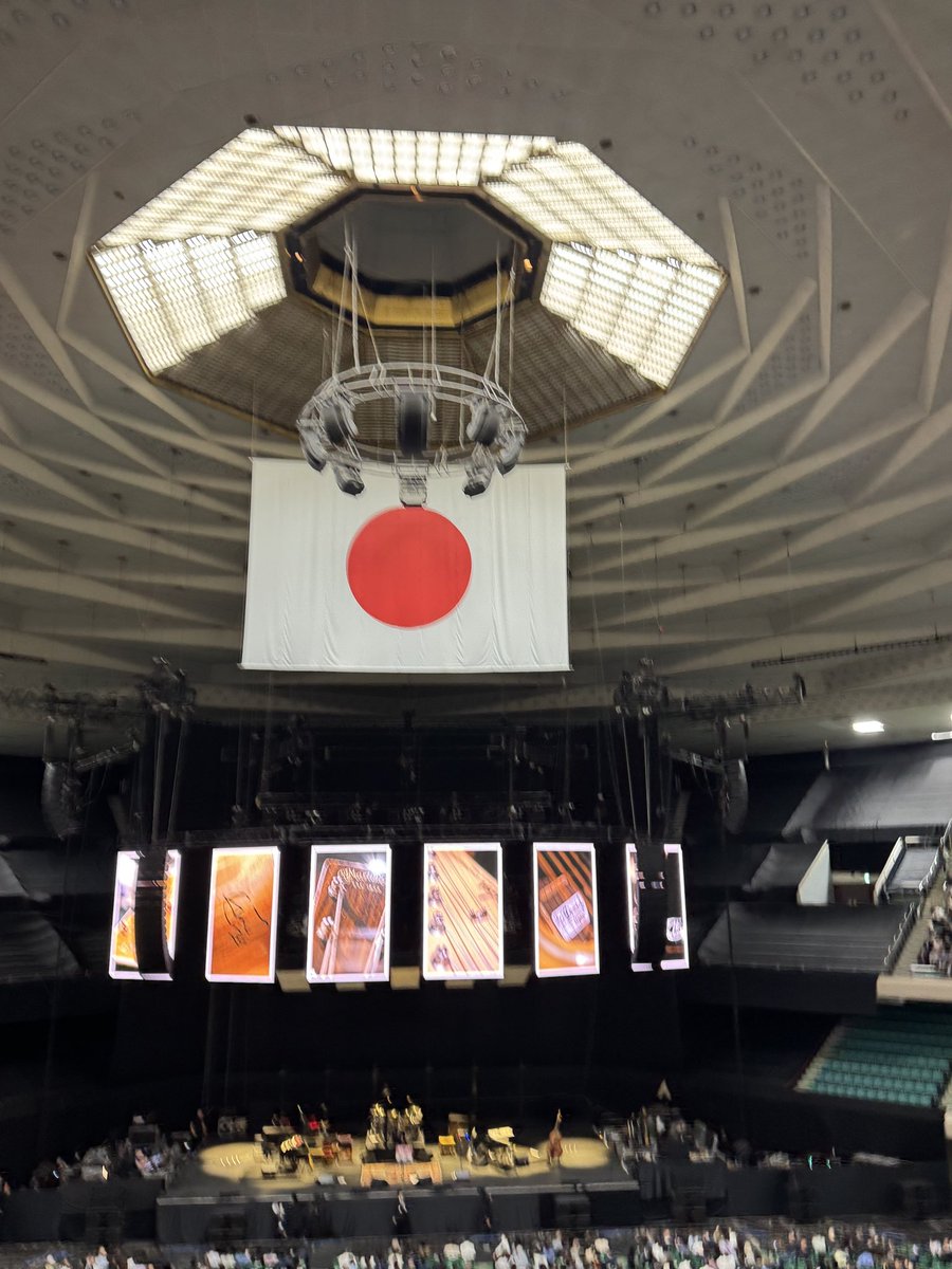 daisuke_vabel's tweet photo. 昨日は生涯初,日本武道館にクラプトン来日公演を観に行きました。ジェフベックもヴァンヘイレンも見れなかったのでクラプトンももう80歳だしいつ観れなくなるか判らないので観れる内に見ておこうと。
でも席悪かったし代表曲の愛しのレイラ聴けず…また来ようかな…
#エリッククラプトン
#ERICKCLAPTON https://t.co/wRm0AQFld0