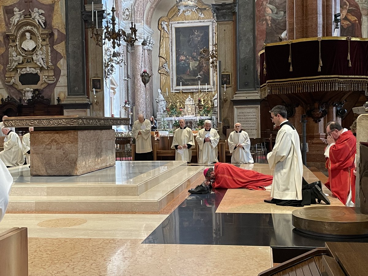VeronaFedele's tweet photo. La celebrazione della Passione del Signore del #VenerdìSanto inizia con la prostrazione. Il vescovo Domenico Pompili ha compiuto il gesto biblico – non prescritto della liturgia – di togliersi le scarpe https://t.co/GFt06SlDmz