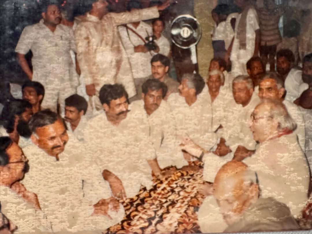 यूपी के सियासत के तीन दिग्गज ब्राह्मण नेता -

1. स्व. कमलापति त्रिपाठी जी (पूर्व मुख्यमंत्री)
2. स्व. हरिशंकर तिवारी जी ( पूर्व मंत्री )
3. स्व. वशिष्ठ नारायण करवरिया ( भुक्कल महाराज ) 

पं. कमलापति त्रिपाठी जी का 'औरंगाबाद हाउस' , पं. हरिशंकर तिवारी का 'तिवारी हाता' अपने दौर में