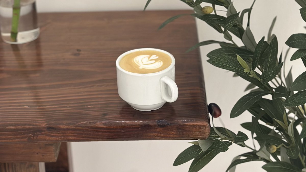 ss11_h3's tweet photo. latte coffee. https://t.co/lyXtQcXn9z
