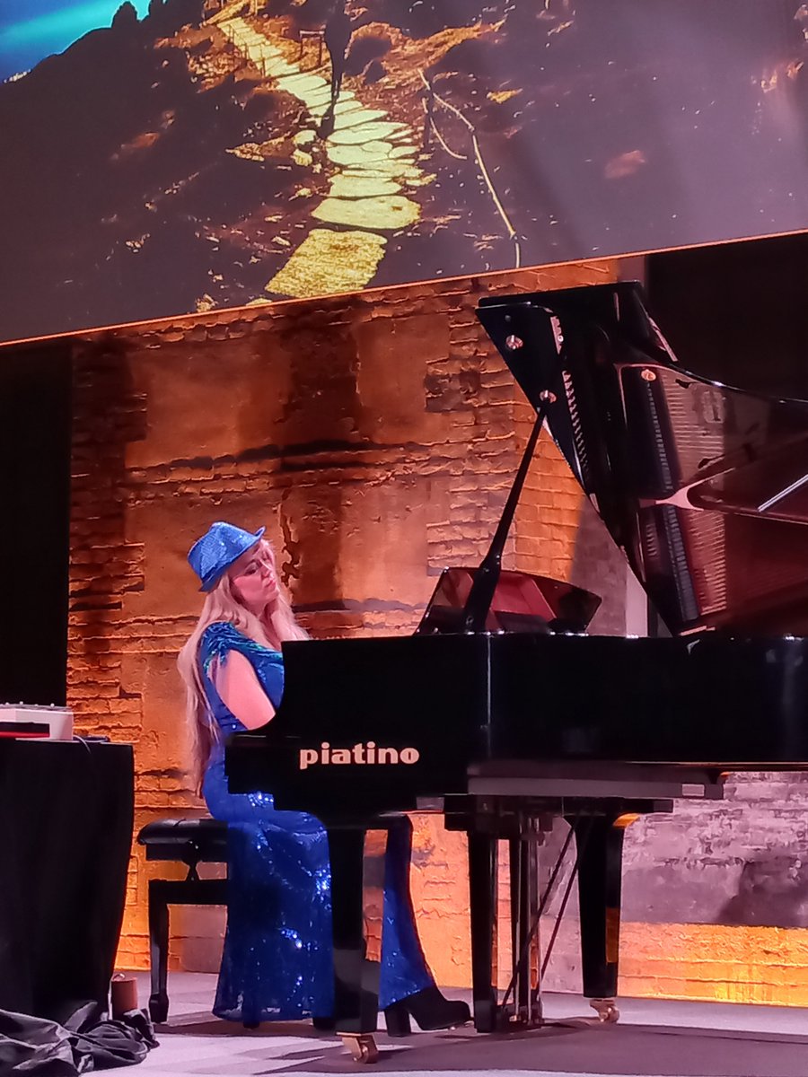 SGiovanardi's tweet photo. l'incanto del cielo e l'emozione della ricerca sono andati in scena il 4 aprile al Binario 3 delle @TorinoOgr con l'@AStroconcert "Templum Luminis". Grazie a #INAF per averlo voluto fra gli eventi della mostra "Macchine del Tempo"! @mediainaf #macchinedeltempo @AngelinaYershov https://t.co/jED37ng67N