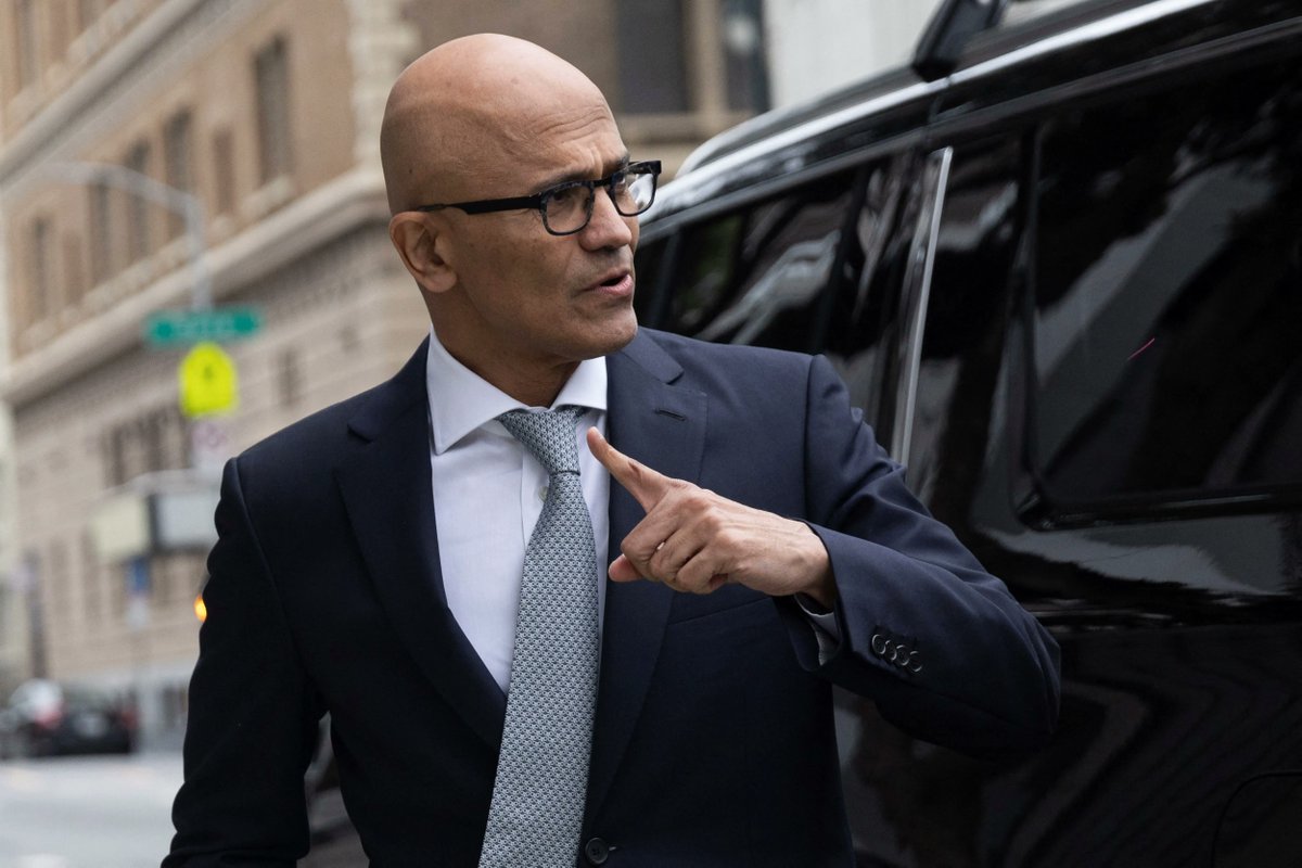 Jsigs16's tweet photo. Microsoft pulled off gaming's greatest misdirection.

Everyone thought they paid $68.7B for Call of Duty.

But what they really bought? Candy Crush.

Sony fights for consoles while Microsoft seized 3 billion mobile screens.

Now Nadella might abandon Xbox hardware completely: https://t.co/z33hV5H8Zf