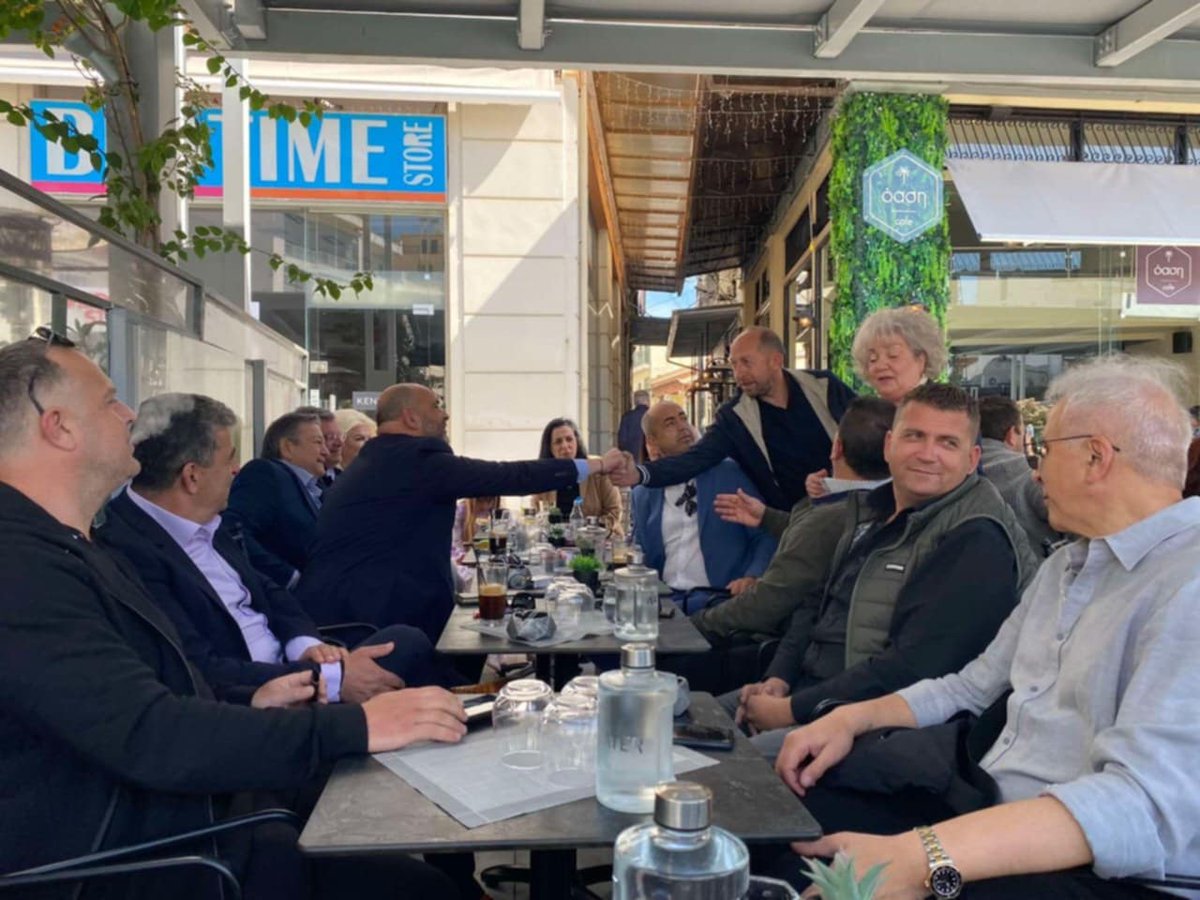 IasonFotilas's tweet photo. Σήμερα βρέθηκα στο Αίγιο και είχα την ευκαιρία να ανταλλάξω ευχές με φίλους, γνωστούς και συμπολίτες ξεφεύγοντας λίγο από την καθημερινότητα.
Καλή Ανάσταση σε όλες και όλους, με υγεία, αγάπη και φως στις ζωές μας!
#αιγιο #αχαια #φωτηλας #aigio #achaia #fotilas #pamefotila https://t.co/r1jK4VE15N