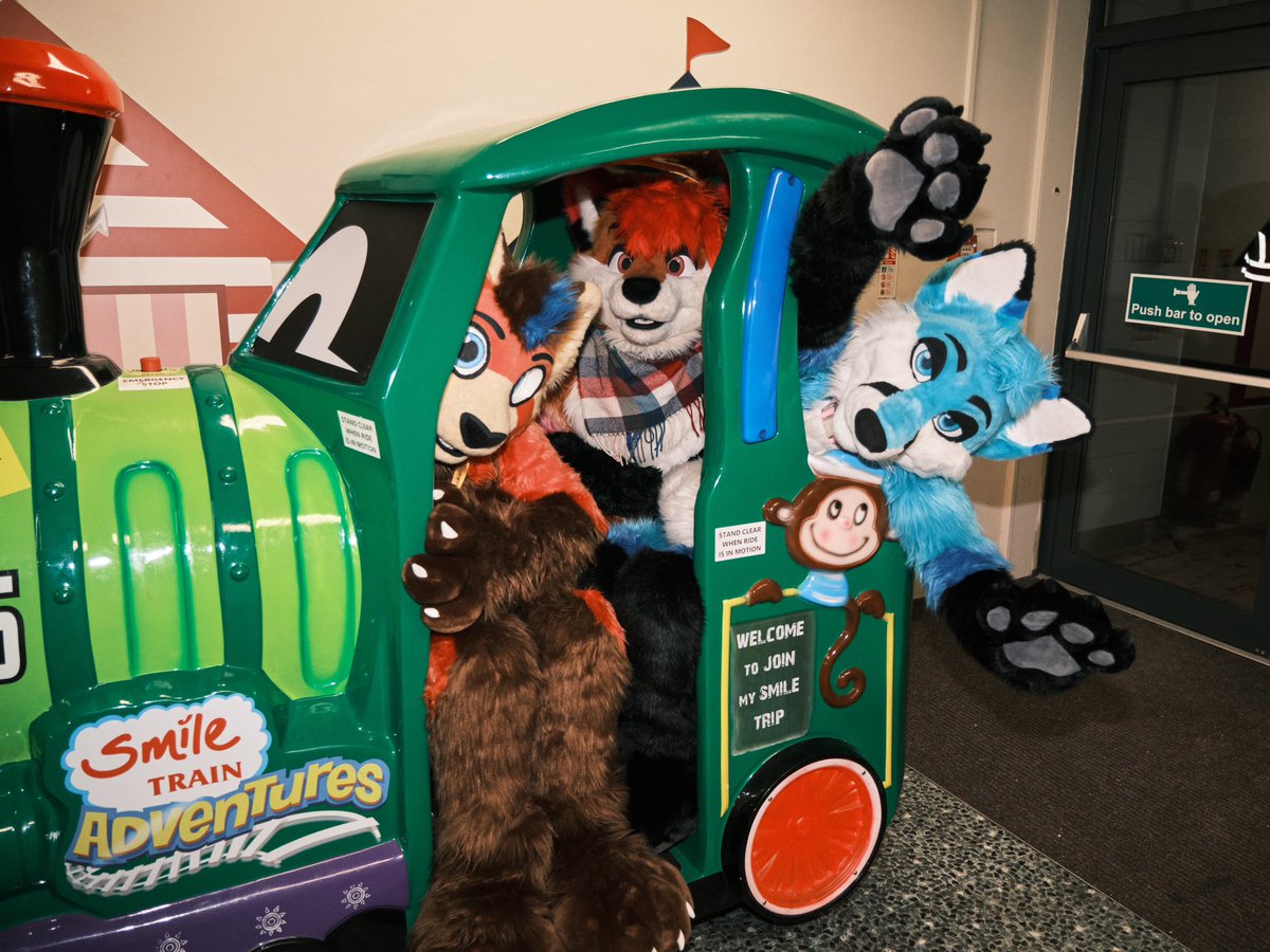 Rolling into the long weekend like:

🦊<a href="/Foxtalic/">Cassius🌱</a> 
🍎<a href="/Pieberius/">Pieberius</a> 
📷<a href="/BrandyTheWuff/">🐾 Brandy 🐾</a> 

#FursuitFriday