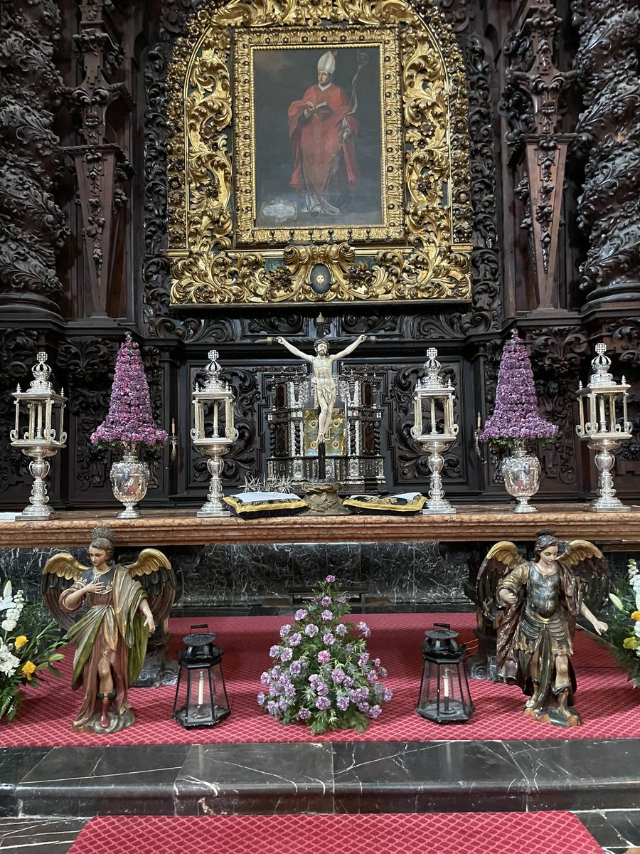 Se recuerda a todos los hermanos que en la tarde del Viernes Santo deben hacer la genuflexión a la Cruz que estará situada en el altar, como máximo signo de reverencia y adoración que prevé la Liturgia.
